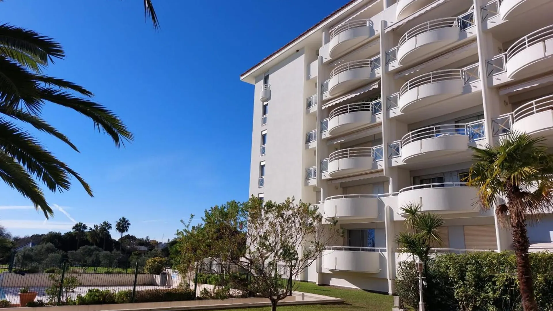 Cosy Seaside Apartment With A Pool Antibes